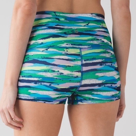 Lululemon Full Seven Wonders Multi Boogie shorts Roll Down size 4 - Picture 2 of 11